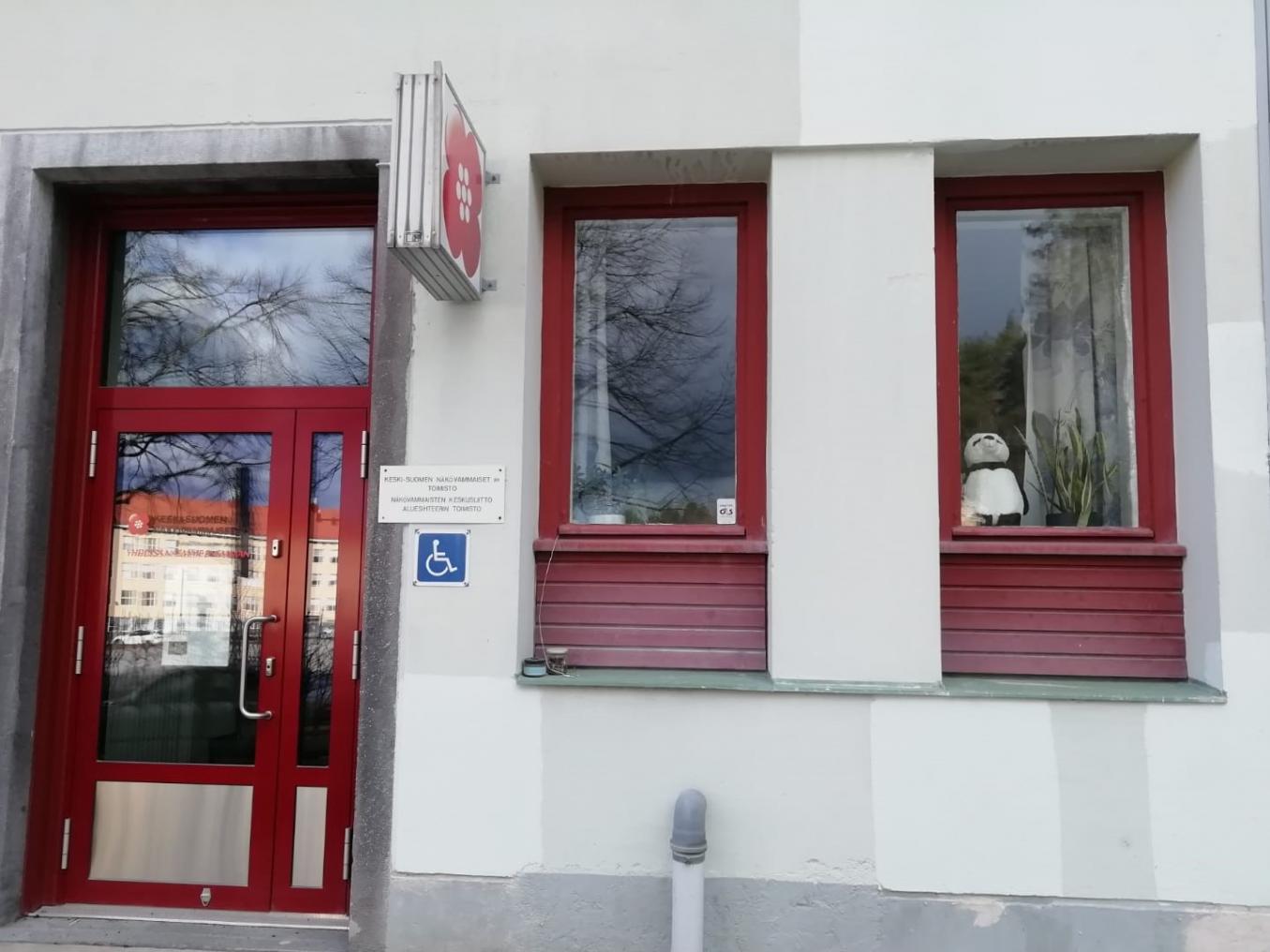 Sisäänkäynti osoitteessa Eeronkatu 7B19 tapahtuu kadun puolelta, Annansilmät-kyltin alta.